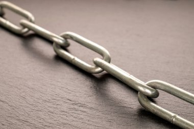 Kayrak taşı üzerinde metal bir zincir, makro..
