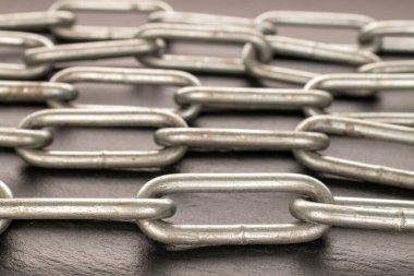 Kayrak taşı üzerinde metal bir zincir, makro..