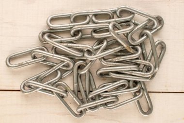 Ahşap bir masada metal bir zincir, yakın plan, üst manzara..