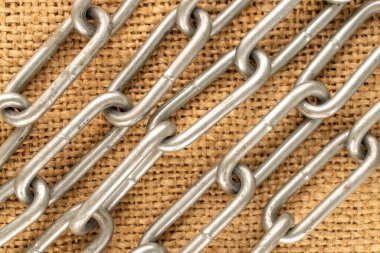 Jüt kumaş üzerine metal bir zincir parçası, makro, üst manzara..