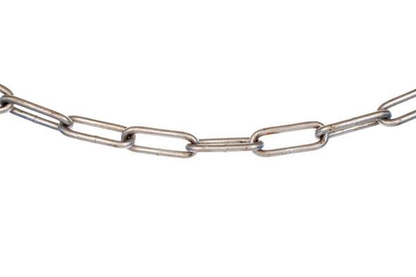 Кусок металлической цепи на белом фоне, крупным планом.