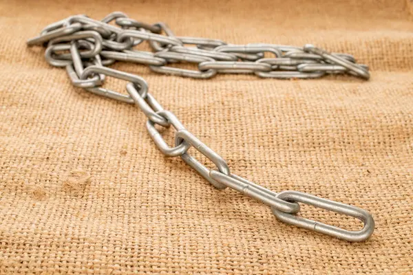 Jüt kumaş üzerine metal bir zincir, makro..