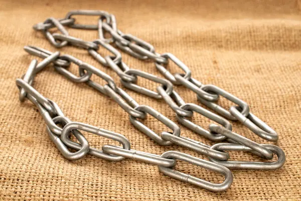 Jüt kumaş üzerine metal bir zincir, makro..