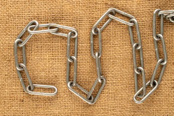 Jüt kumaş üzerine metal bir zincir parçası, makro, üst manzara..