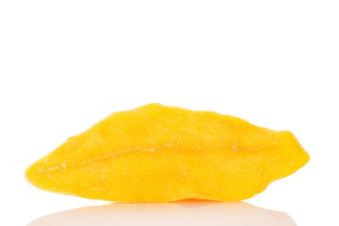 Beyaz arka planda izole edilmiş kurutulmuş mango dilimleri, yakın plan..