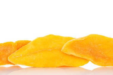 Beyaz arka planda izole edilmiş kurutulmuş mango dilimleri, yakın plan..
