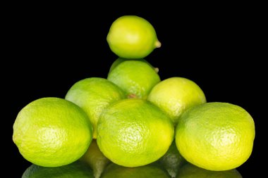 Birkaç olgun limon, makro, siyah arka planda izole edilmiş..