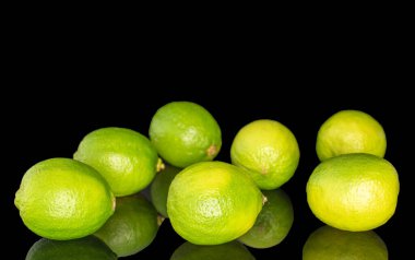 Birkaç olgun limon, makro, siyah arka planda izole edilmiş..