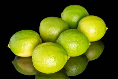 Birkaç olgun limon, makro, siyah arka planda izole edilmiş..