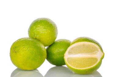 Beyaz arkaplanda birkaç sulu limon izole edilmiş, yakın plan..