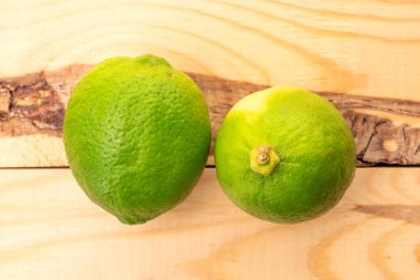 Ekşi sulu limonlar ahşap bir masada, yakın plan, üst manzara.