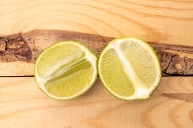 Tahta bir masada sulu limonlar kes, yakın plan, üst manzara..