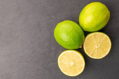 Ekşi, sulu limonlar kayrak taşta, yakın plan, üst manzara.