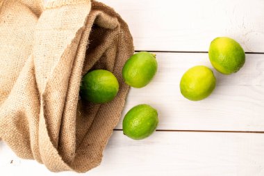 Ekşi, sulu limonlu, jüt çantalı, ahşap masa, yakın plan, üst manzara..