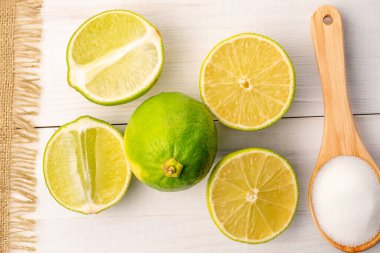 Tahta bir masada sulu limonlar kes, yakın plan, üst manzara..