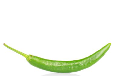 Yeşil biber kabukları beyaz arkaplanda izole edilmiş, yakın plan..