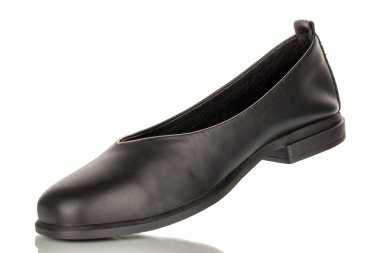 Beyaz arka planda izole edilmiş siyah kadın ayakkabıları, yakın plan..