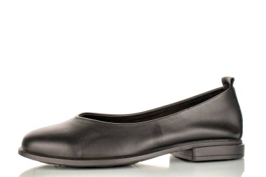 Beyaz arka planda izole edilmiş siyah kadın ayakkabıları, yakın plan..