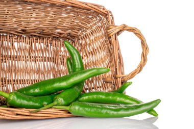 Sepette yeşil taze biber, makro, beyaz arka planda izole edilmiş..