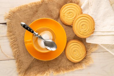 Ahşap bir masanın üzerinde mutfak aletleri olan kurabiyeler, yakın plan, üst manzara..