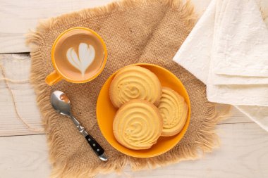 Ahşap bir masanın üzerinde mutfak aletleri olan kurabiyeler, yakın plan, üst manzara..