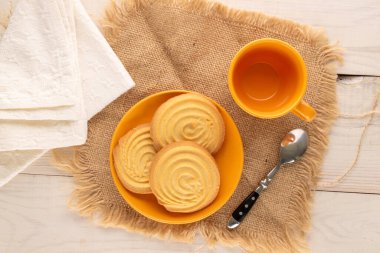 Ahşap bir masanın üzerinde mutfak aletleri olan kurabiyeler, yakın plan, üst manzara..