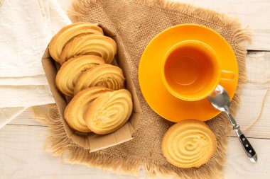 Ahşap bir masanın üzerinde mutfak aletleri olan kurabiyeler, yakın plan, üst manzara..