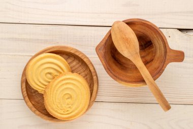 Ahşap bir masanın üzerinde mutfak aletleri olan kurabiyeler, yakın plan, üst manzara..