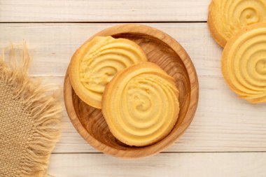 Ahşap bir masanın üzerinde mutfak aletleri olan kurabiyeler, yakın plan, üst manzara..