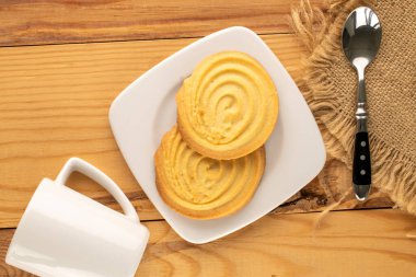 Ahşap bir masanın üzerinde mutfak aletleri olan kurabiyeler, yakın plan, üst manzara..