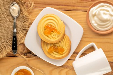 Ahşap bir masanın üzerinde mutfak aletleri olan kurabiyeler, yakın plan, üst manzara..