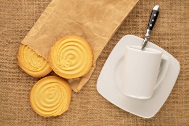 Çörek tatlı kurabiyeler, jüt bezli mutfak gereçleri, yakın çekim, üst manzara..
