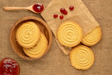 Çörek tatlı kurabiyeler, jüt bezli mutfak gereçleri, yakın çekim, üst manzara..
