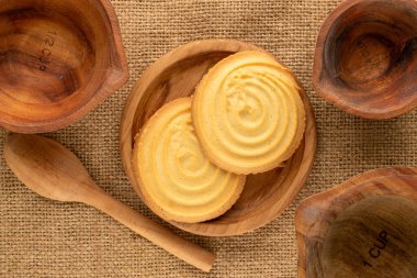 Çörek tatlı kurabiyeler, jüt bezli mutfak gereçleri, yakın çekim, üst manzara..