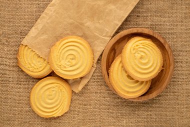 Çörek tatlı kurabiyeler, jüt bezli mutfak gereçleri, yakın çekim, üst manzara..