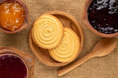 Çörek tatlı kurabiyeler, jüt bezli mutfak gereçleri, yakın çekim, üst manzara..