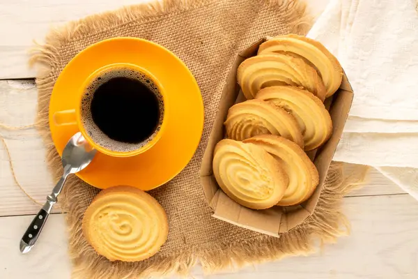 Ahşap bir masanın üzerinde mutfak aletleri olan kurabiyeler, yakın plan, üst manzara..