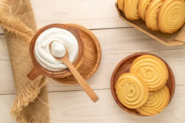 Ahşap bir masanın üzerinde mutfak aletleri olan kurabiyeler, yakın plan, üst manzara..