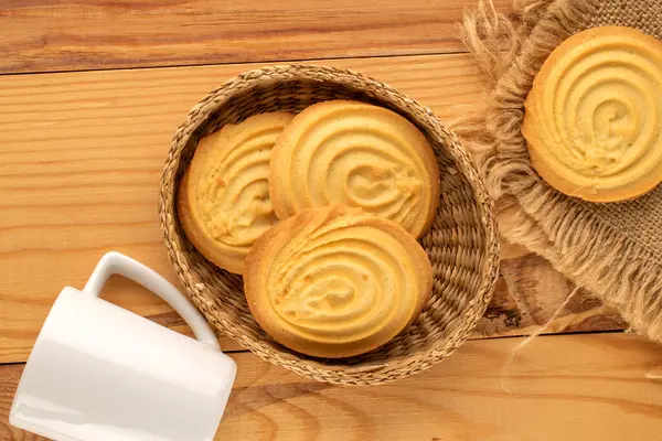 Ahşap bir masanın üzerinde mutfak aletleri olan kurabiyeler, yakın plan, üst manzara..