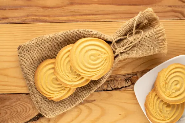 Ahşap bir masanın üzerinde mutfak aletleri olan kurabiyeler, yakın plan, üst manzara..