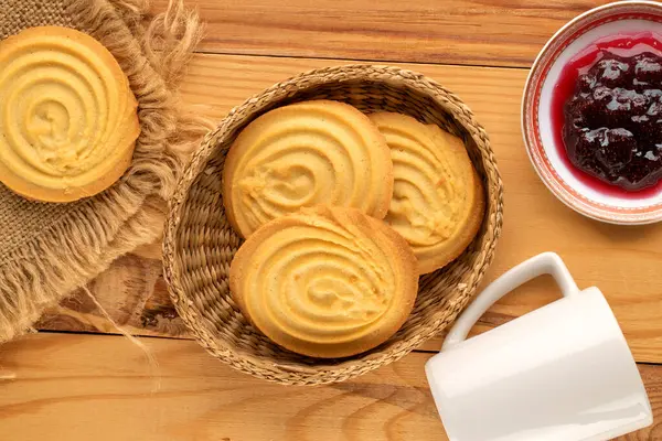 Ahşap bir masanın üzerinde mutfak aletleri olan kurabiyeler, yakın plan, üst manzara..