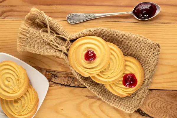 Ahşap bir masanın üzerinde mutfak aletleri olan kurabiyeler, yakın plan, üst manzara..