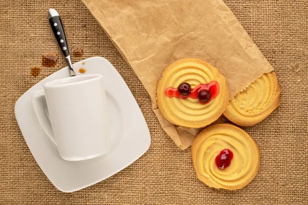 Çörek tatlı kurabiyeler, jüt bezli mutfak gereçleri, yakın çekim, üst manzara..