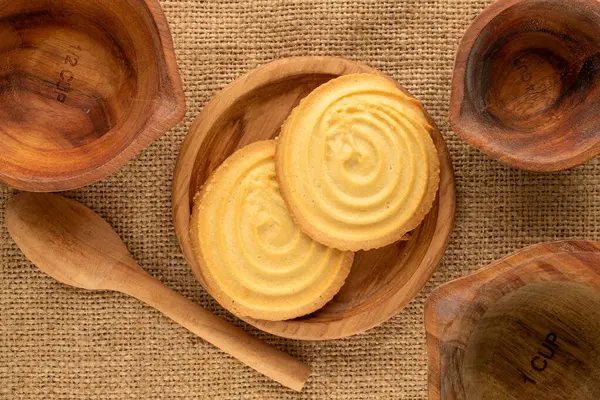 Çörek tatlı kurabiyeler, jüt bezli mutfak gereçleri, yakın çekim, üst manzara..