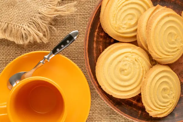 Çörek tatlı kurabiyeler, jüt bezli mutfak gereçleri, yakın çekim, üst manzara..