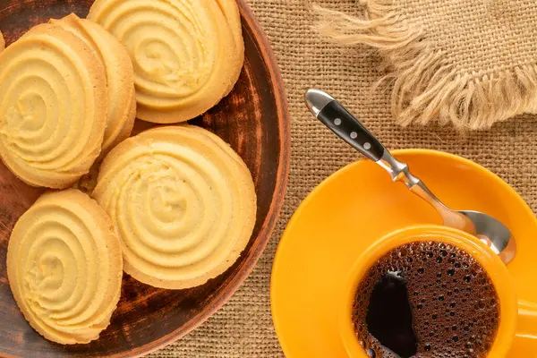 Çörek tatlı kurabiyeler, jüt bezli mutfak gereçleri, yakın çekim, üst manzara..