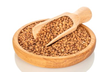 Beyaz arka planda izole edilmiş tahta tabakta çiğ karabuğday, makro..