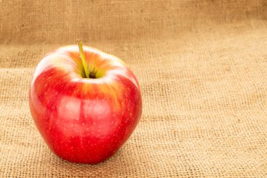 Jüt bezli kırmızı elma, makro..