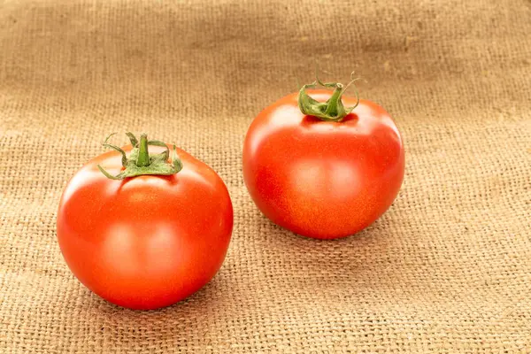 İki sulu domatesli jüt kumaş, yakın plan..