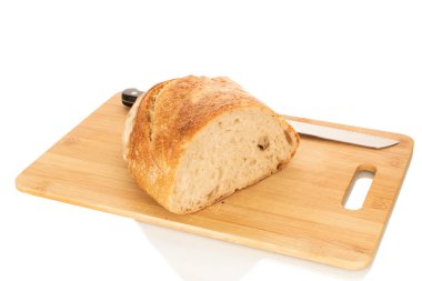 Bambu tahtasındaki şömine ekmeğinin yarısı beyaz arka planda, yakın planda izole edilmiş..